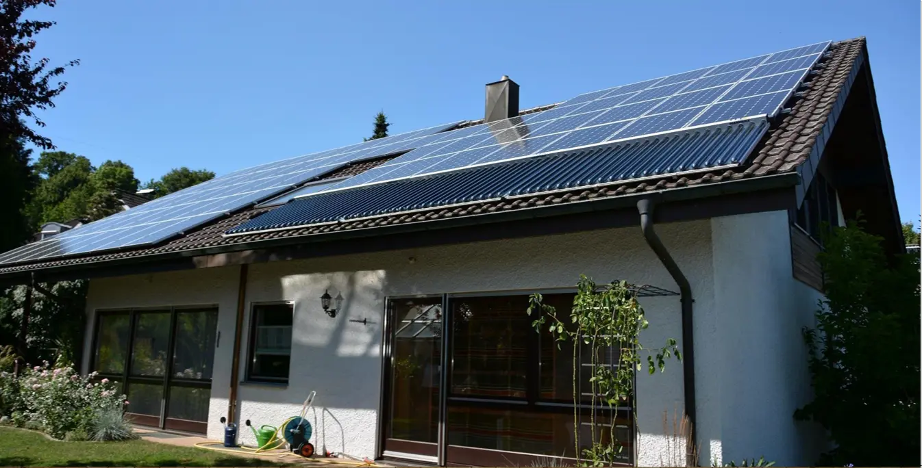 Energiedach mit Fotovoltaik und Solarthermie auf dem Haus